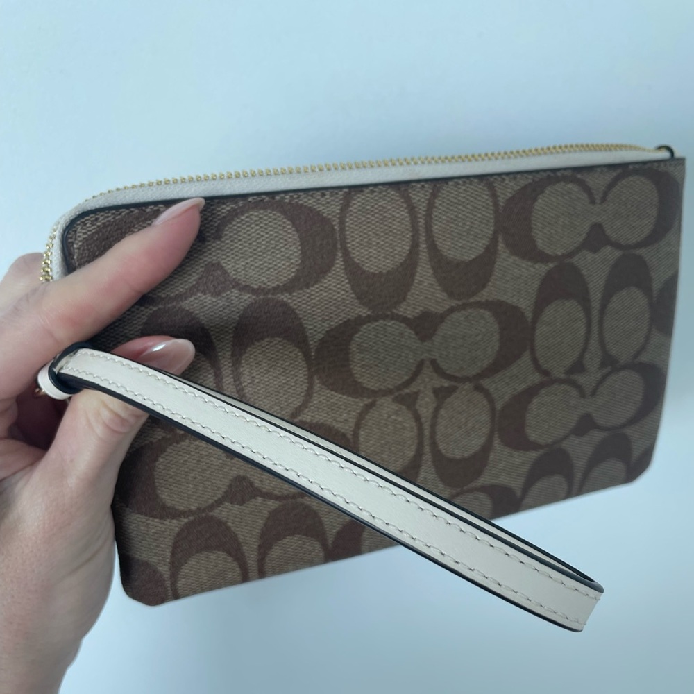 Coach Monogramed Women’s Large Signature Corner Zip Wristlet. White+tan NWOT - Picture 2 of 6